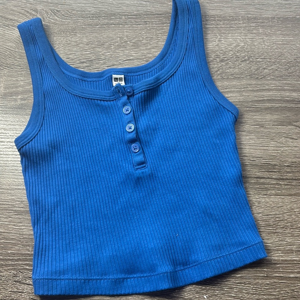 Uniqlo top